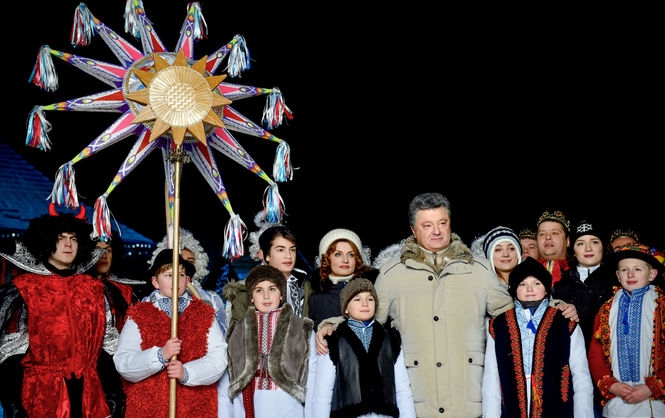 Порошенко поздравил украинцев с Рождеством и пожелал "больших перемен". ВИДЕО