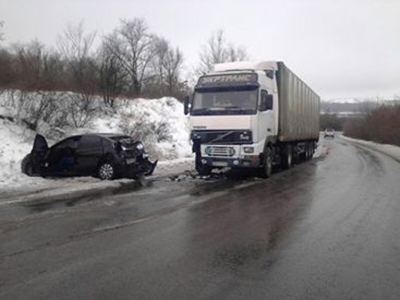 На Николаевщине столкнулись Hyundai и грузовик: пострадал водитель легковушки
