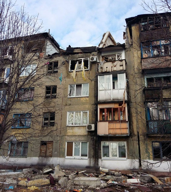 В Донецкой области произошел взрыв в жилом доме: людей достают из-под завалов