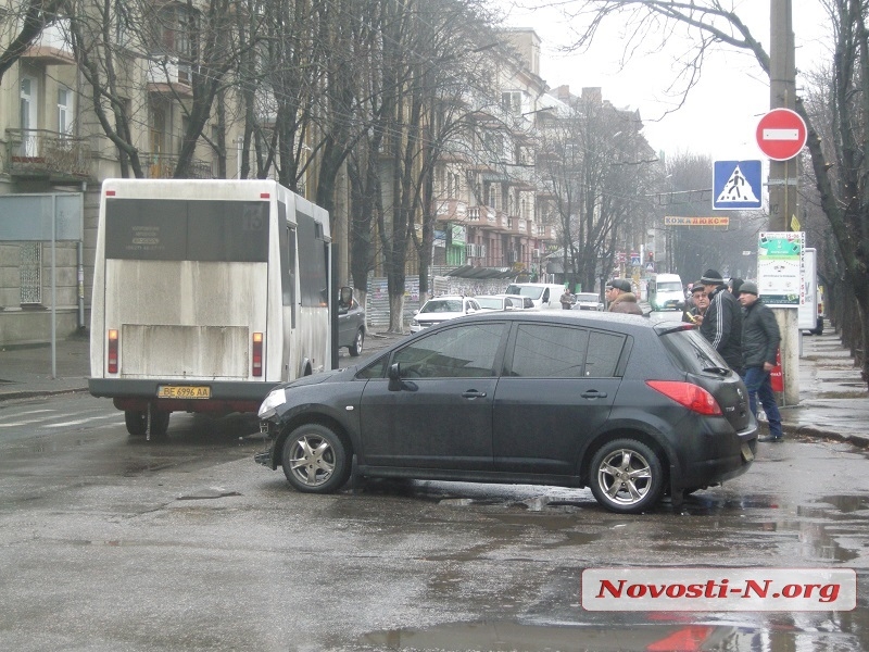 В центре Николаева в маршрутку врезался легковой автомобиль