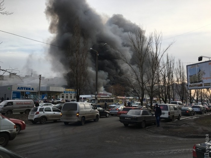 В Одессе горел рынок: район города заволокло дымом (фото)