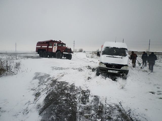 На Николаевщине спасатели из снежных заносов вытянули 28 автомобиленй. ФОТО