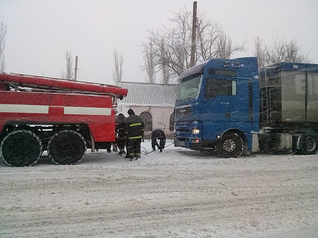 На Николаевщине спасатели из снежных заносов вытянули 28 автомобиленй. ФОТО