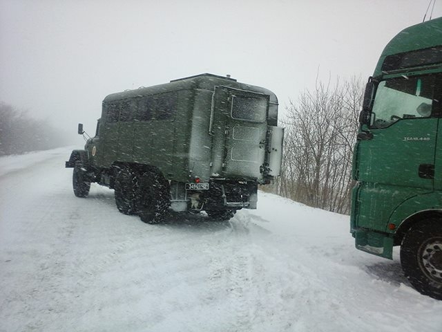 На Николаевщине спасатели из снежных заносов вытянули 28 автомобиленй. ФОТО