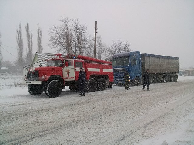 На Николаевщине спасатели из снежных заносов вытянули 28 автомобиленй. ФОТО