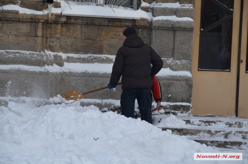 Николаев вышел на уборку города с лопатами. ФОТО