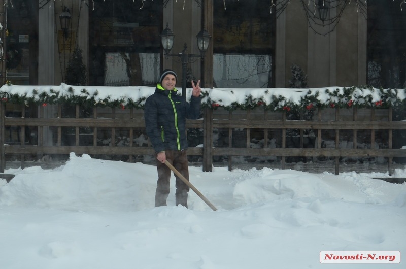 Николаев вышел на уборку города с лопатами. ФОТО