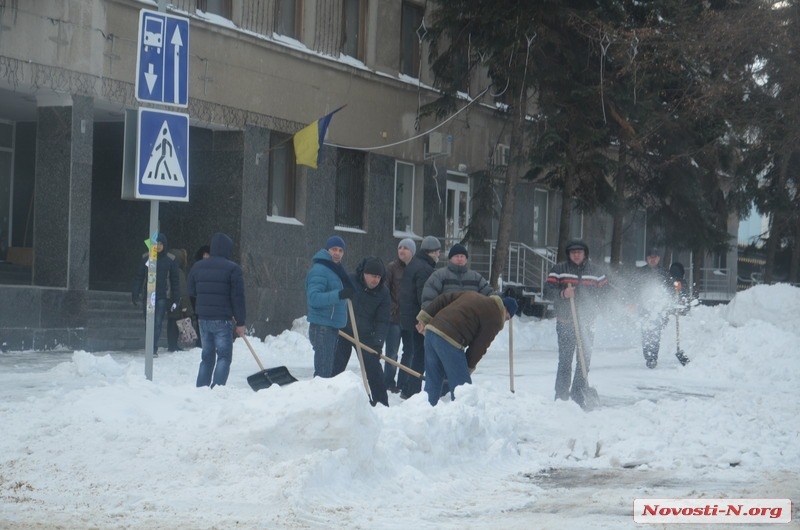 Николаев вышел на уборку города с лопатами. ФОТО