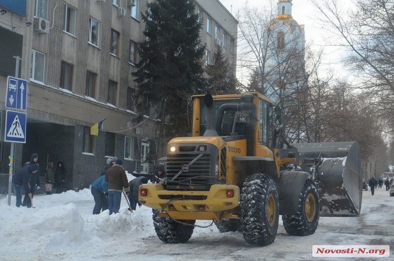 Николаев вышел на уборку города с лопатами. ФОТО