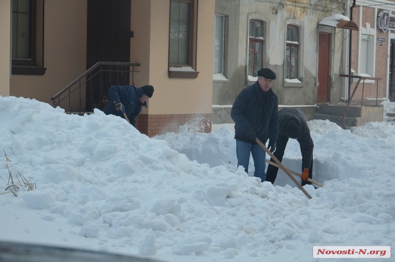 Николаев вышел на уборку города с лопатами. ФОТО