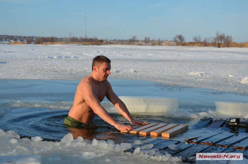 Как николаевские депутаты в проруби купались. ФОТОРЕПОРТАЖ