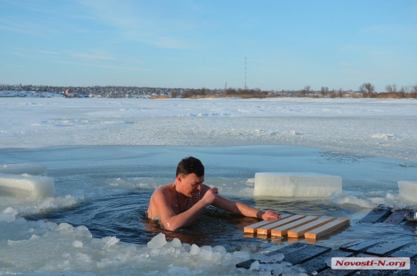 Как николаевские депутаты в проруби купались. ФОТОРЕПОРТАЖ