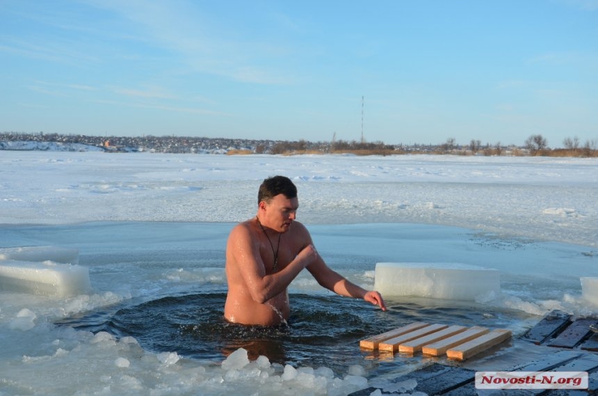 Как николаевские депутаты в проруби купались. ФОТОРЕПОРТАЖ