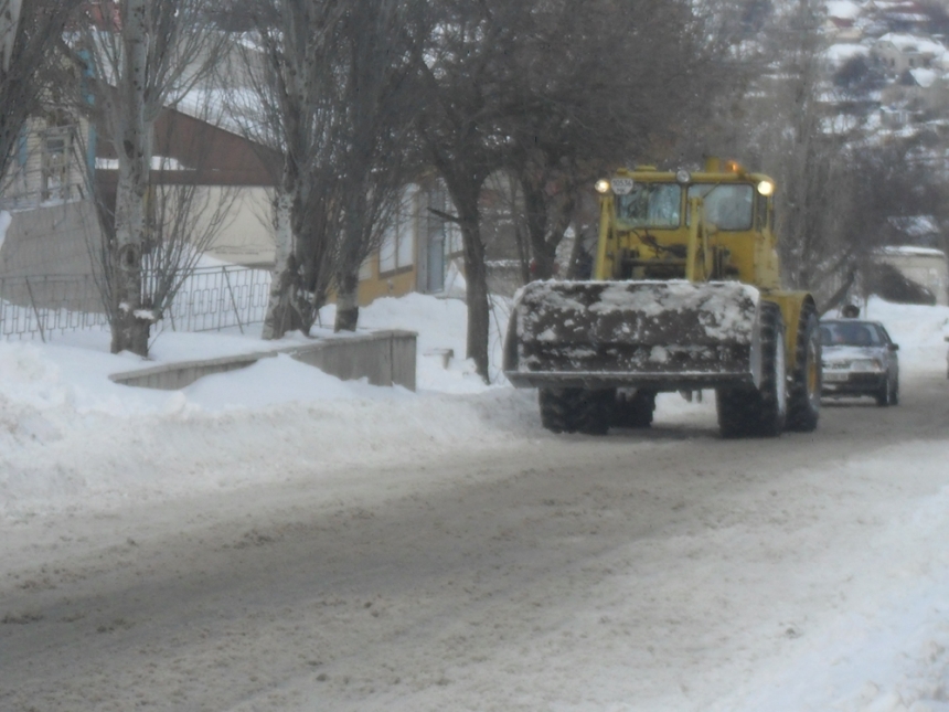 Борьба с последствиями снегопада в Николаеве: техника горит, водители и дворники массово увольняются