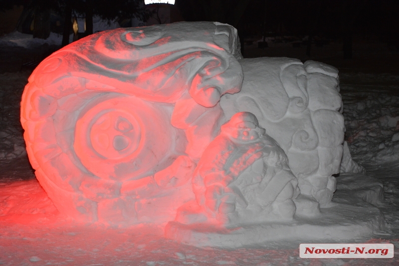 Величественный Парфенон, домик для снеговика и большая обезьяна: в Николаеве открыли музей снежных скульптур 