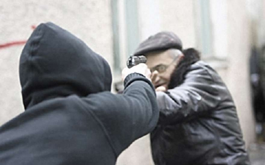 В Николаеве неизвестные, угрожая пистолетом, ограбили киевлянина — полиция разыскивает злоумышленников