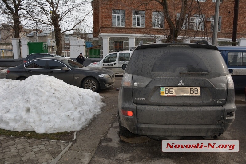 В Николаеве две дамы на дорогих автомобилях столкнулись у салона красоты