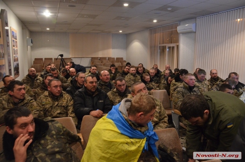 Бойцам 53-й бригады привезли горячую еду и возят в баню