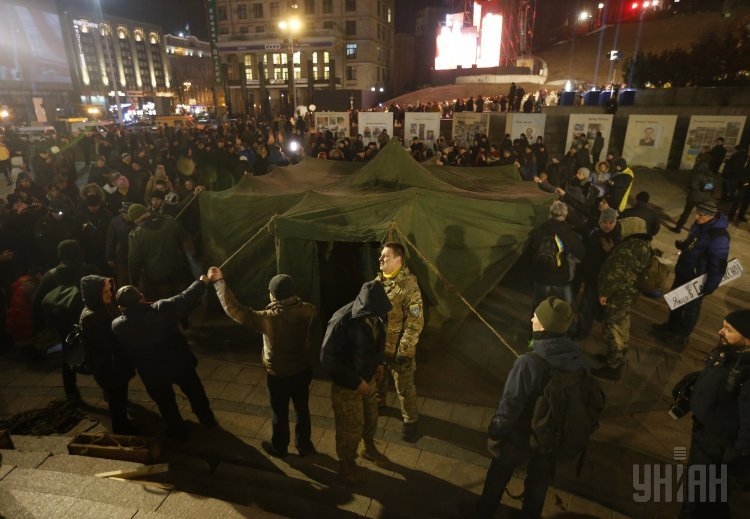Протестующие в Киеве выдвинули требования и готовятся покинуть отель