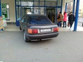 В Николаеве таксист припарковал автомобиль в дверях супермаркета