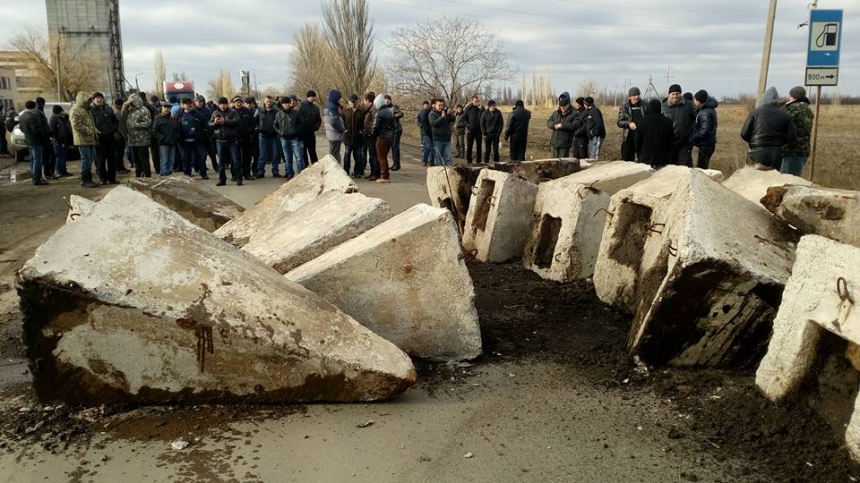 На Николаевщине трассу перекрыли бетонными глыбами