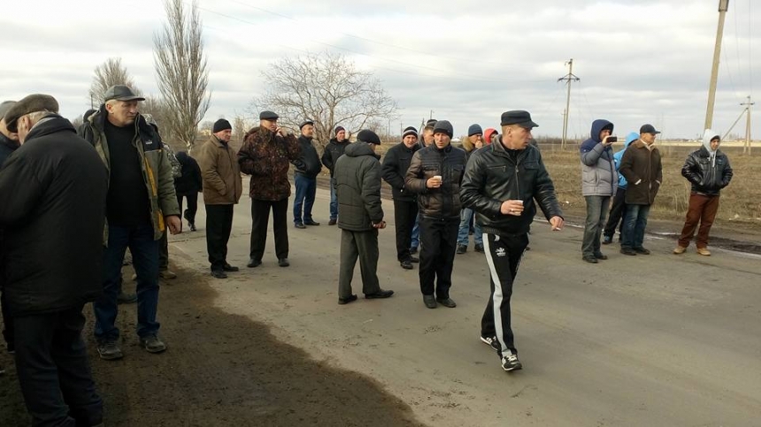 На Николаевщине трассу перекрыли бетонными глыбами