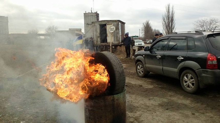 Активисты, перекрывшие дорогу «Николаев-Днепропетровск», начали палить шины