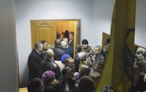 Участники "финансового майдана" с криками "Ганьба" ворвались в Раду. ВИДЕО