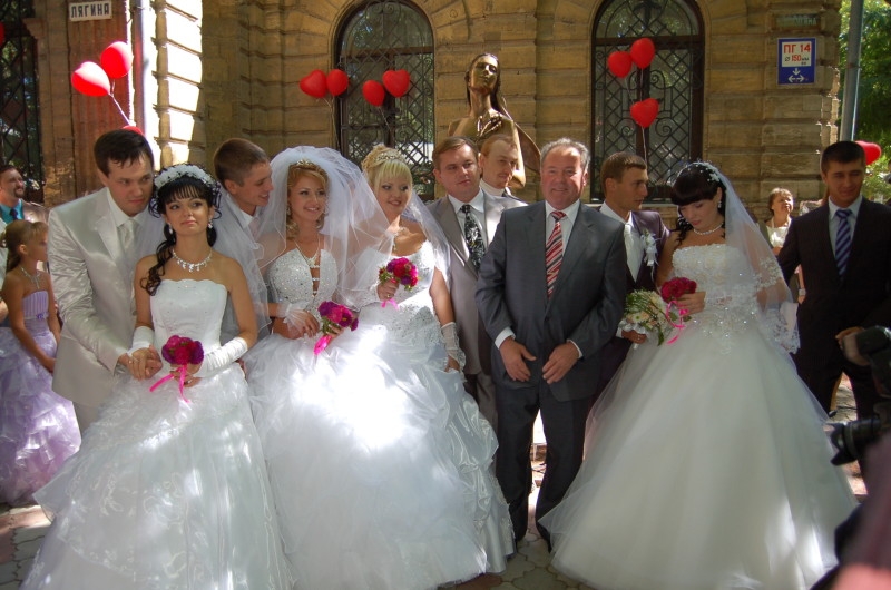 Здійснилася давня мрія мера Чайки – у Миколаєві відкрили пам’ятник… нареченій (ФОТО)