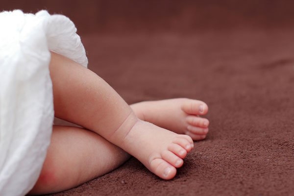 В Николаеве на скамейке нашли брошенного младенца: ребенка спасти не удалось