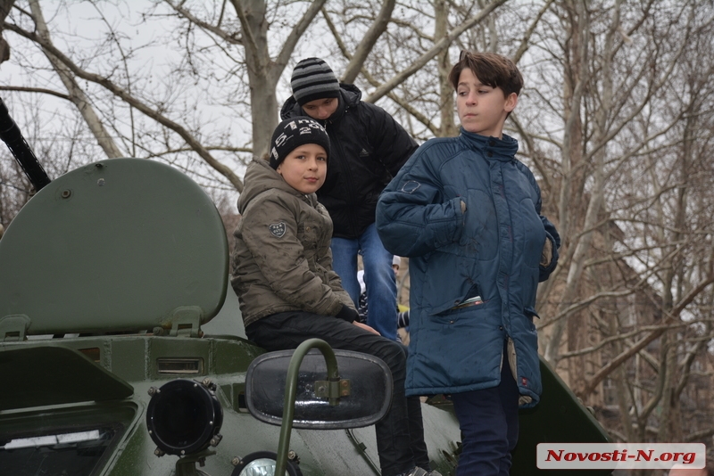 Детская радость: на Соборную в Николаеве пригнали БТР. ФОТОРЕПОРТАЖ