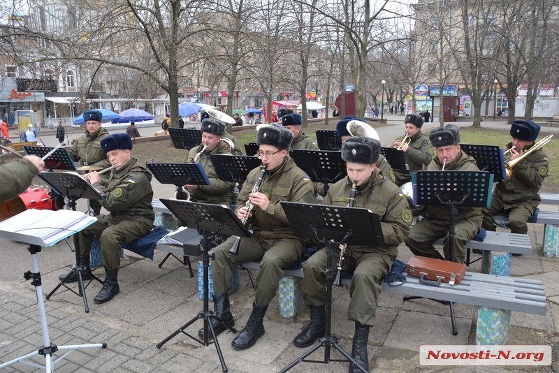 Детская радость: на Соборную в Николаеве пригнали БТР. ФОТОРЕПОРТАЖ