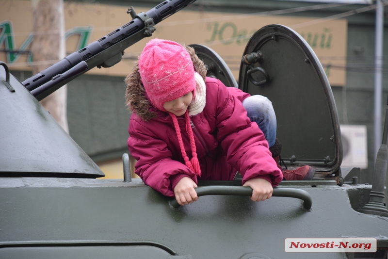 Детская радость: на Соборную в Николаеве пригнали БТР. ФОТОРЕПОРТАЖ