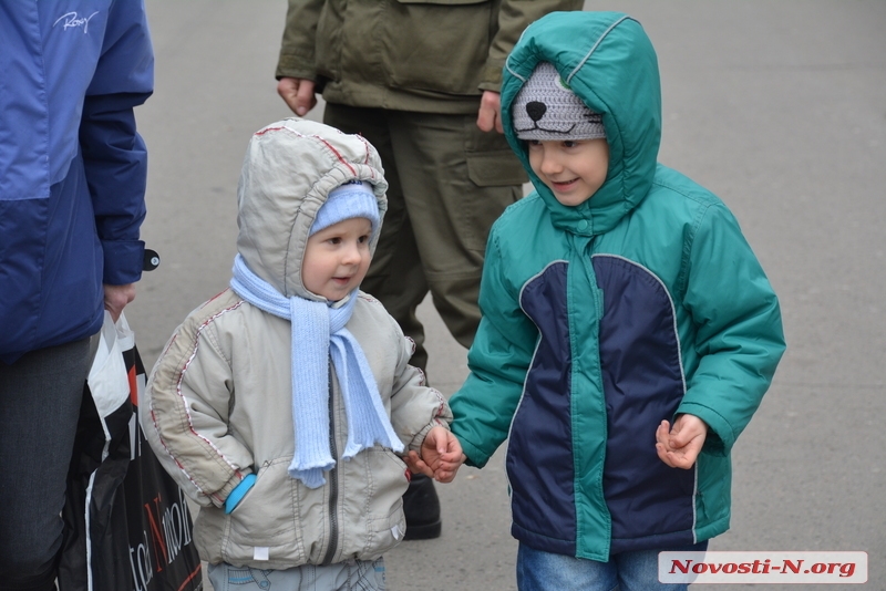 Детская радость: на Соборную в Николаеве пригнали БТР. ФОТОРЕПОРТАЖ