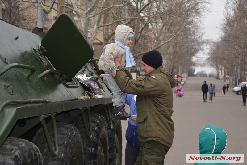 Детская радость: на Соборную в Николаеве пригнали БТР. ФОТОРЕПОРТАЖ