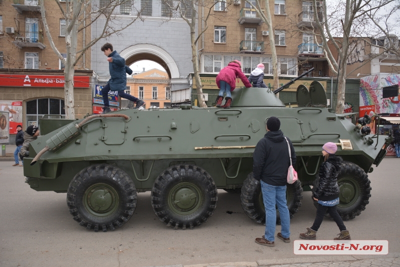 Детская радость: на Соборную в Николаеве пригнали БТР. ФОТОРЕПОРТАЖ