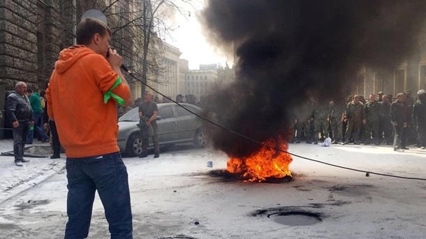 Автомайдан зажег шины под Администрацией Президента: произошло столкновение с правоохранителями