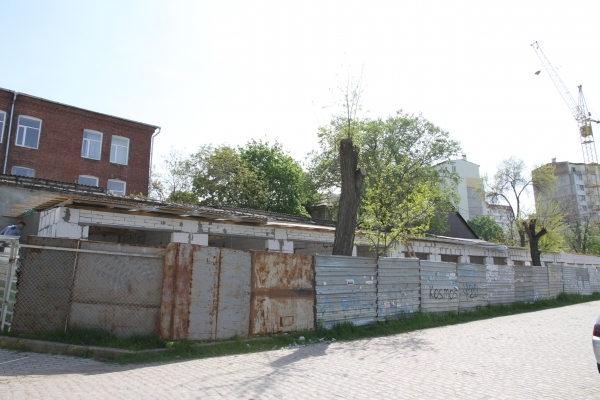 В Николаеве продолжается незаконное строительство гаражей на газопроводе