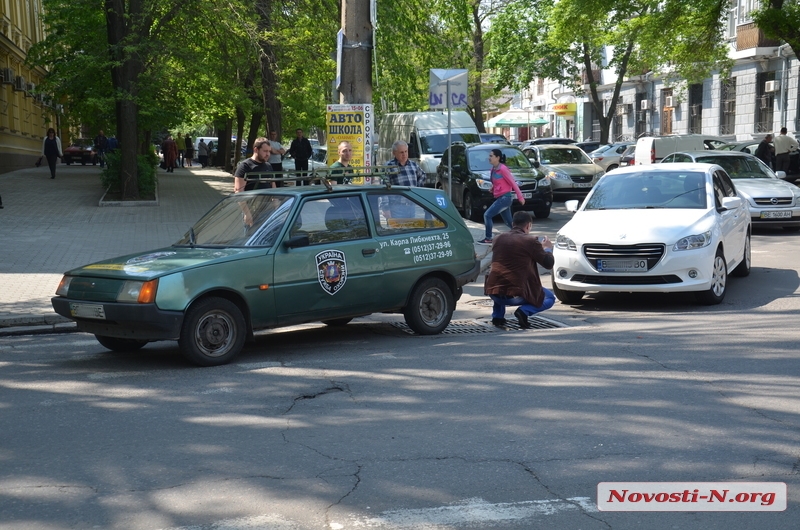 В центре Николаева столкнулись автомобиль охранной службы и «Пежо»