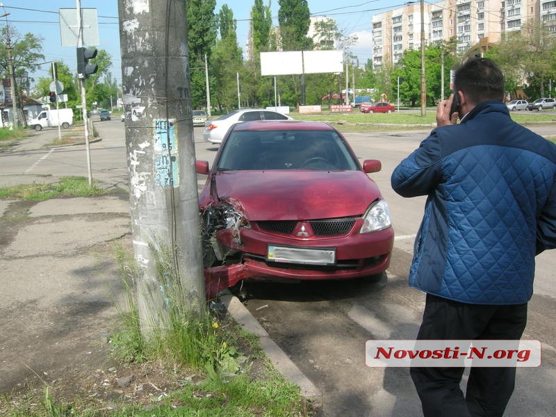 В Николаеве блондинка на Mitsubishi въехала в фонарный столб