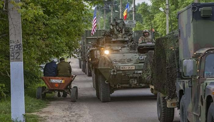 Американскую военную технику украсили георгиевскими лентами и выгнали из Кишинева