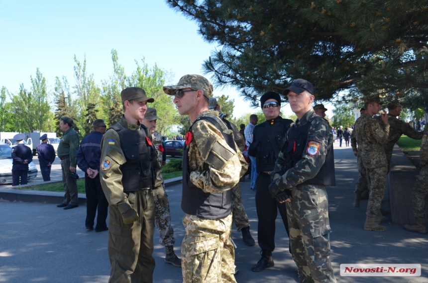 В Николаеве после концерта у памятника Ольшанцам к Вечному огню возложили цветы. ФОТОРЕПОРТАЖ