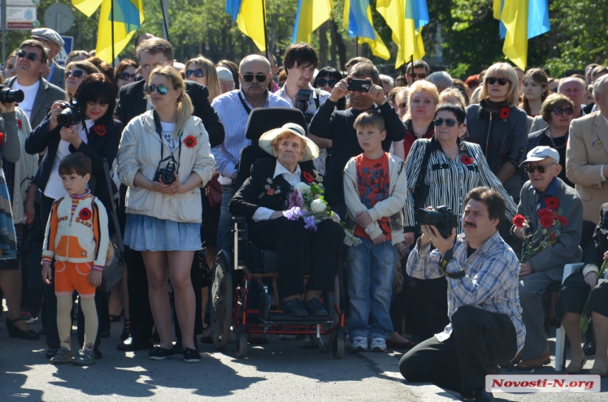 В Николаеве после концерта у памятника Ольшанцам к Вечному огню возложили цветы. ФОТОРЕПОРТАЖ