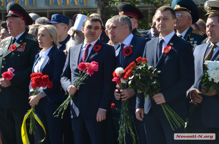 В Николаеве после концерта у памятника Ольшанцам к Вечному огню возложили цветы. ФОТОРЕПОРТАЖ