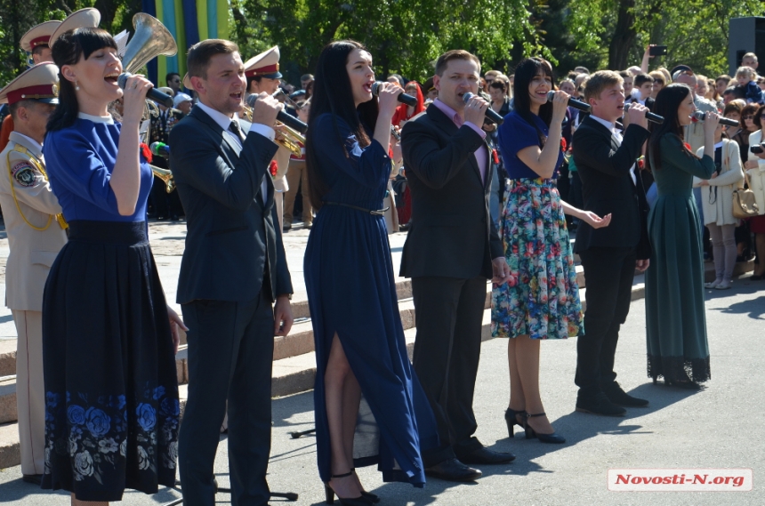 В Николаеве после концерта у памятника Ольшанцам к Вечному огню возложили цветы. ФОТОРЕПОРТАЖ