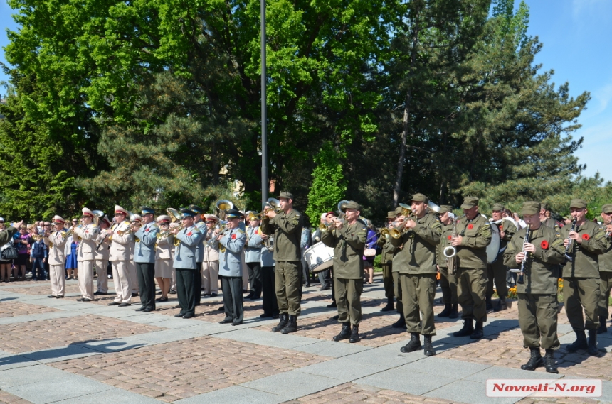 В Николаеве после концерта у памятника Ольшанцам к Вечному огню возложили цветы. ФОТОРЕПОРТАЖ