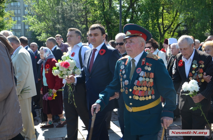 В Николаеве после концерта у памятника Ольшанцам к Вечному огню возложили цветы. ФОТОРЕПОРТАЖ