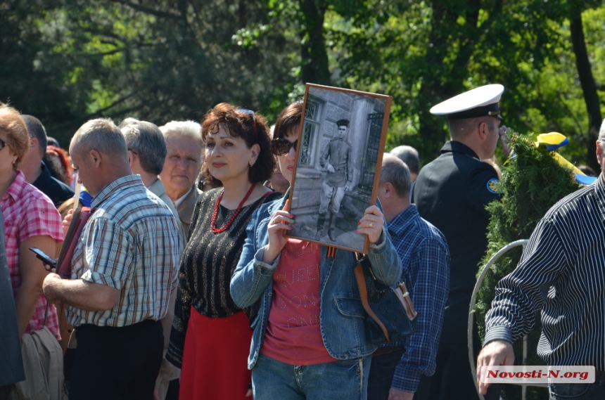 В Николаеве после концерта у памятника Ольшанцам к Вечному огню возложили цветы. ФОТОРЕПОРТАЖ