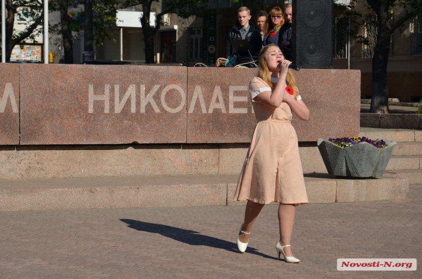 В  День Победы николаевцы возложили цветы стеле воинам-освободителям