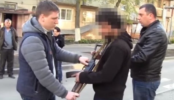 В Одесской области мужчина стрелял из автомата по односельчанину, чтобы вернуть долг 